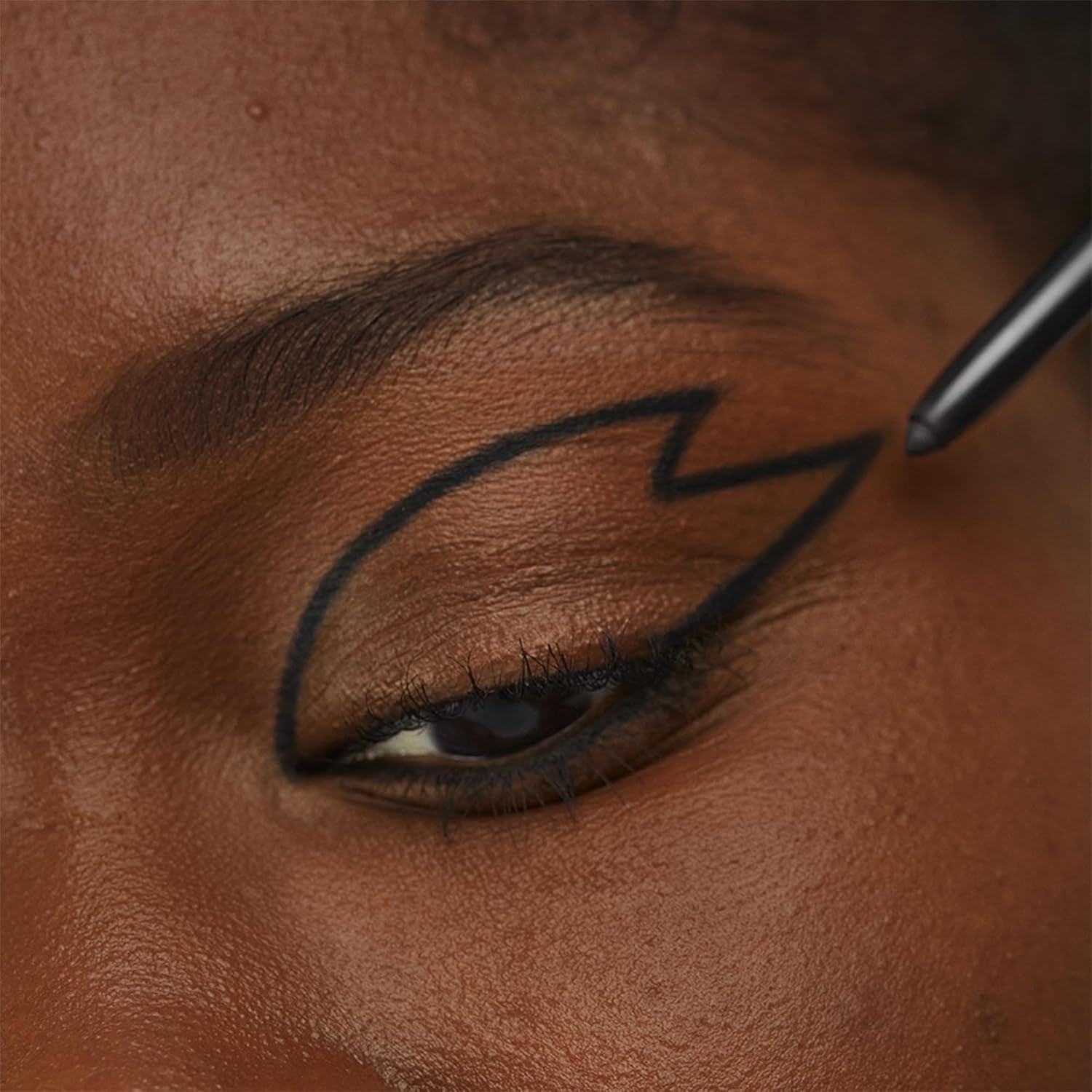 MAKEUP - the Color Lip Oil 900 + the 24H Automatic Eye Pencil 900 - Balsamo Labbra Nero Con Acido Ialuronico E 24H Idratazione + Matita Nero a Lunga Durata Impermeabile - Vegan - Cruelty Free