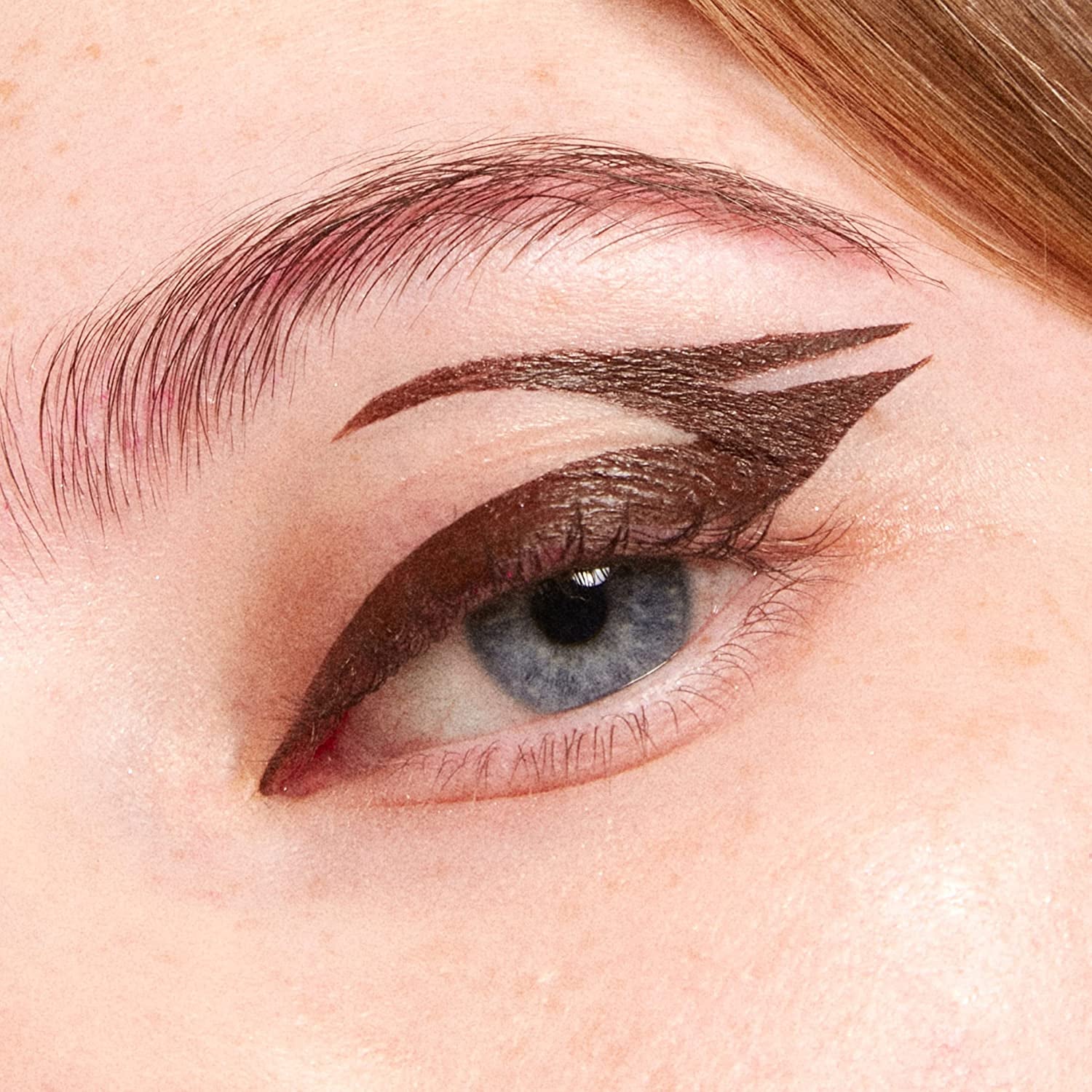 MAKEUP - the Color Lip Oil 575 + the Color Pen Eyeliner 575 - Balsamo Labbra Marrone Con Acido Ialuronico + Eyeliner Marrone 10H Lunga Durata - Alta Pigmentazione - Vegan - Cruelty Free